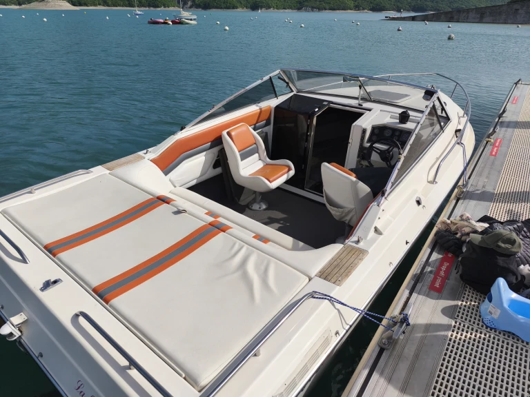 Bootverhuur Chorges goedkoop Cuddy cabine 