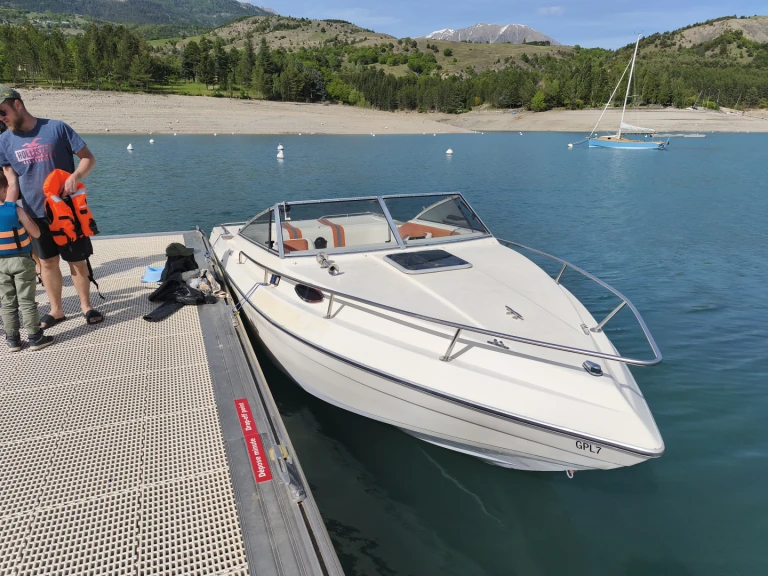 Verhuur Motorboot in Chorges - Monterey Cuddy cabine 