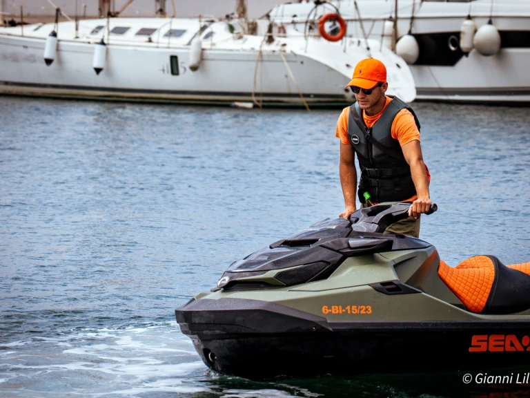 Huur een Bombardier GTX PRO 130 in Puerto Deportivo de Marbella
