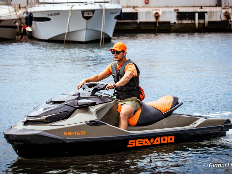 Huur Jet Ski met of zonder schipper Bombardier in Puerto Deportivo de Marbella