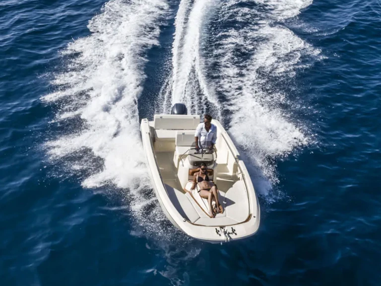 Verhuur Motorboot Invictus  met vaarbewijs