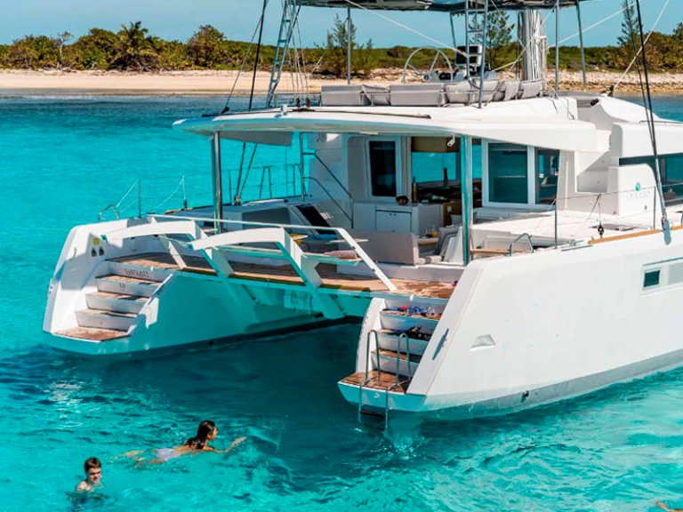 Catamaran te huur in Lávrio voor de beste prijs