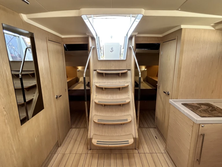 Huur een Bénéteau Oceanis 51.1 in Gouviá