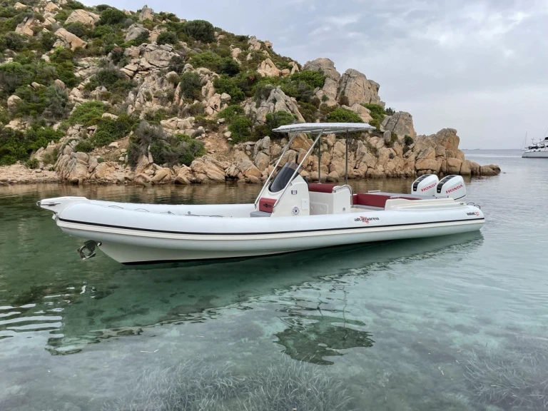 Huur een Altamarea Altamarea Wave 27 GT in Cannigione