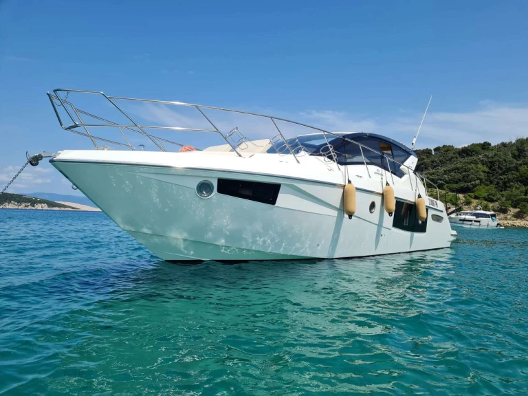 Huur een Cranchi Cranchi M44 HT in Punat
