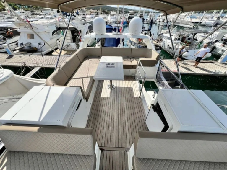 Galeon Galeon 420 Fly - 3 cab. te huur van particulier of professional in Punat
