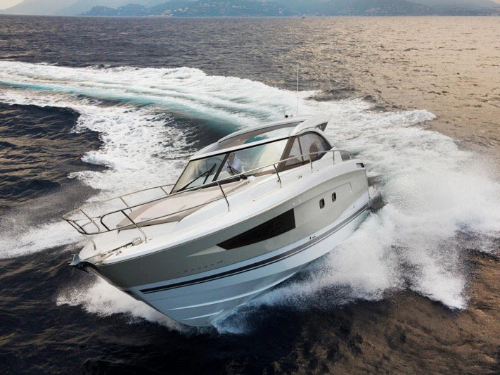 Huur een Jeanneau Leader 36 in Punat