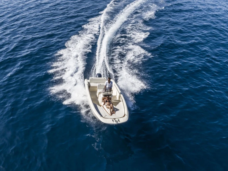Huur Motorboot met of zonder schipper Invictus  in Saint-Raphaël