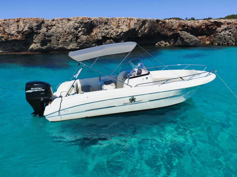 Huur een Pacific Craft Pacific Craft 670 Open in Cala en Bosch