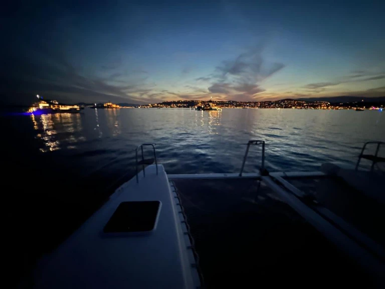Verhuur Catamaran in Cannes - Lagoon Lagoon 40 Motor Yacht