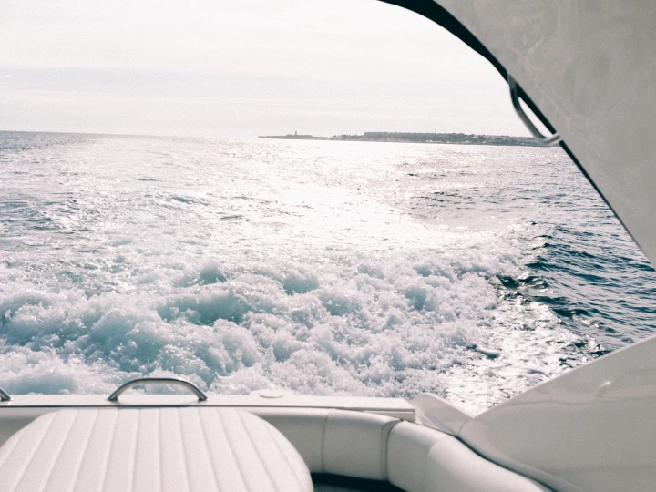 Huur een Fairline Phantom 40 in Lissabon