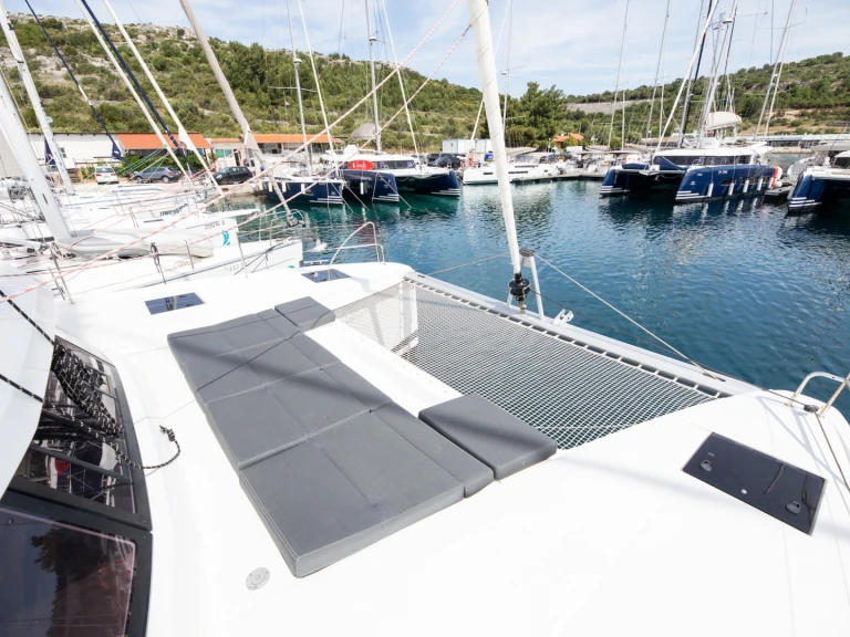 Huur een Fountaine Pajot Astrea 42 in Primošten