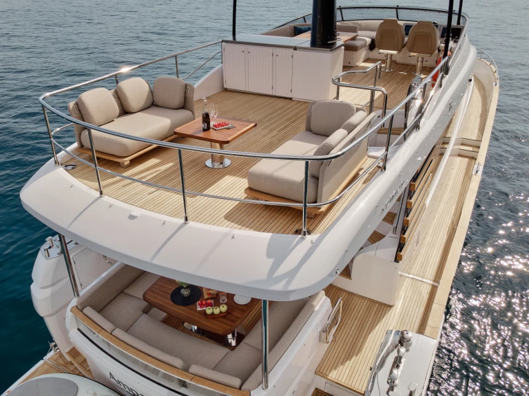 Bootverhuur Podstrana goedkoop Azimut Magellano 66
