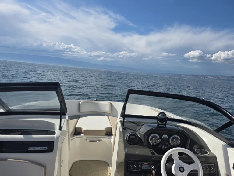 Verhuur Motorboot in Lugrin - Bayliner VR5