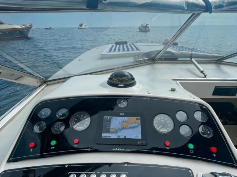 Huur een Itama Itama 38 Open in Ischia