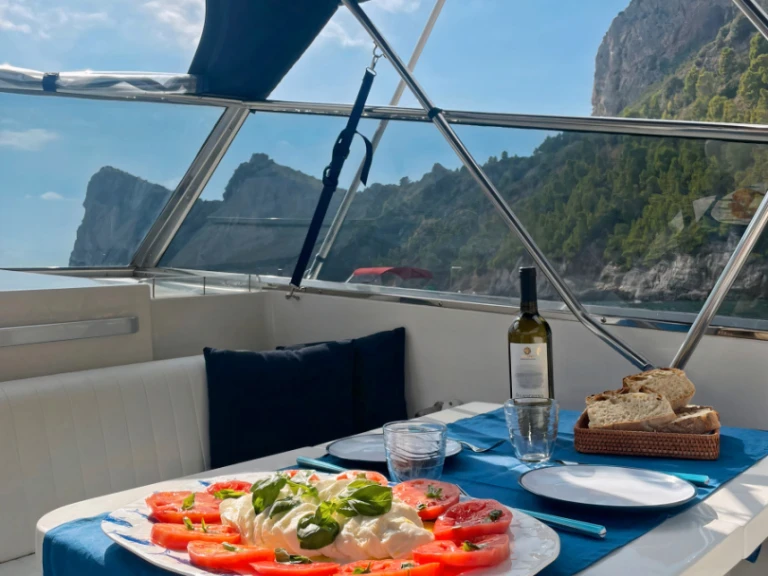 Bootverhuur Ischia goedkoop Itama 38 Open