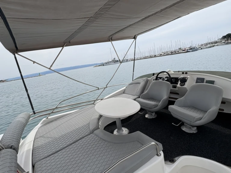 Bootverhuur Jeanneau Prestige 32 Fly in Split Port via SamBoat