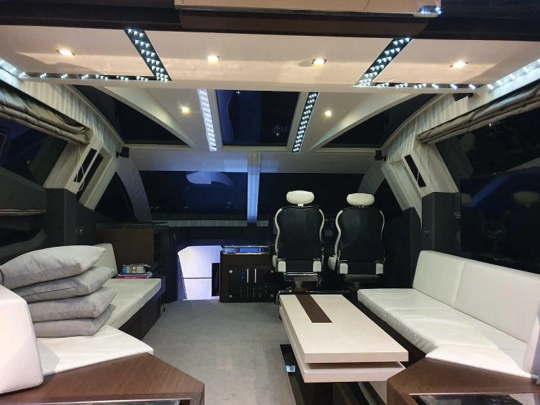 Galeon Galeon 700 Skydeck - 4 + 1 cab. te huur van particulier of professional in Novi Vinodolski