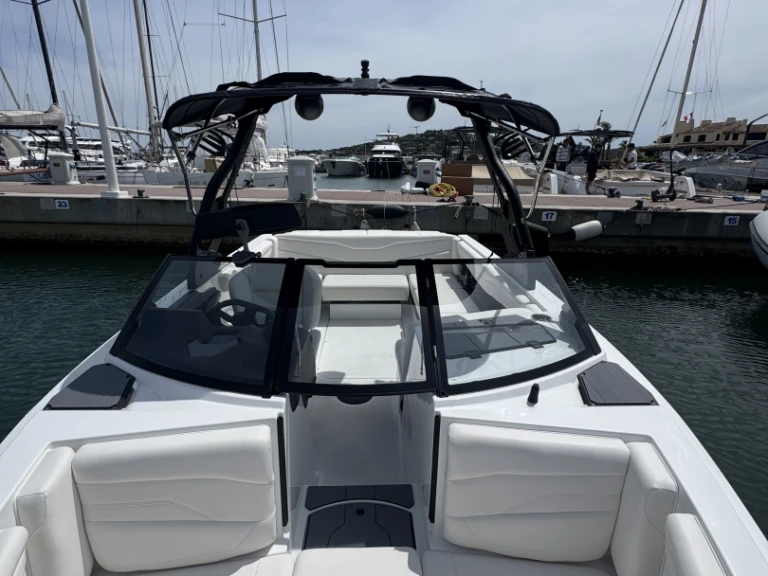Axis T220 te huur van particulier of professional in Port des Marines de Cogolin