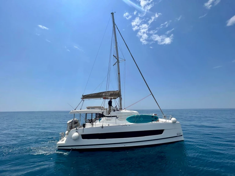 Catamaran te huur in Mrčevac voor de beste prijs