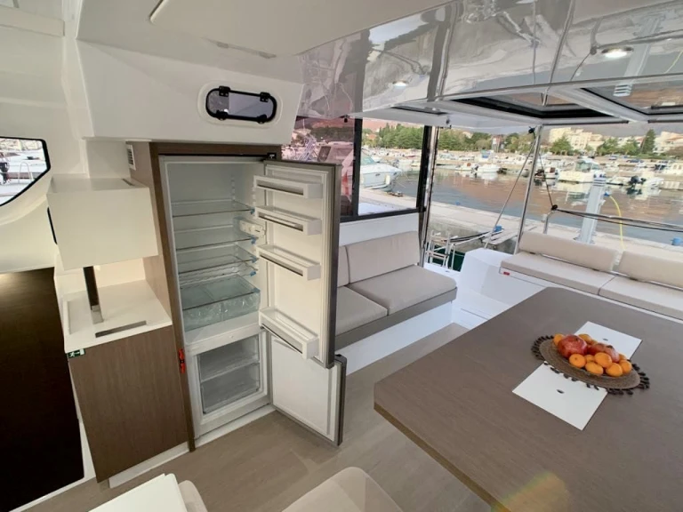 Catamaran te huur in Mrčevac voor de beste prijs