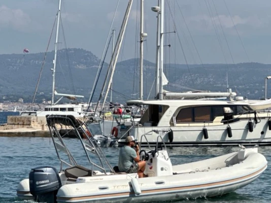 Huur een Capelli Tempest 626 Ivory in Toulon