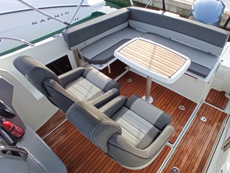 Huur Motorboot met of zonder schipper Jeanneau in Pula