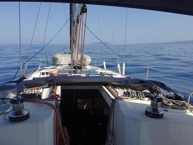 Huur een Jeanneau Sun Odyssey 43 in Níkiti