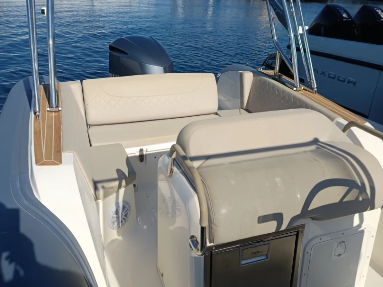 Huur een Capelli Tempest 775 in Ajaccio