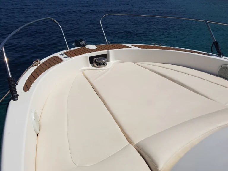 Bootverhuur Martigues goedkoop Cap Camarat 7.5 WA