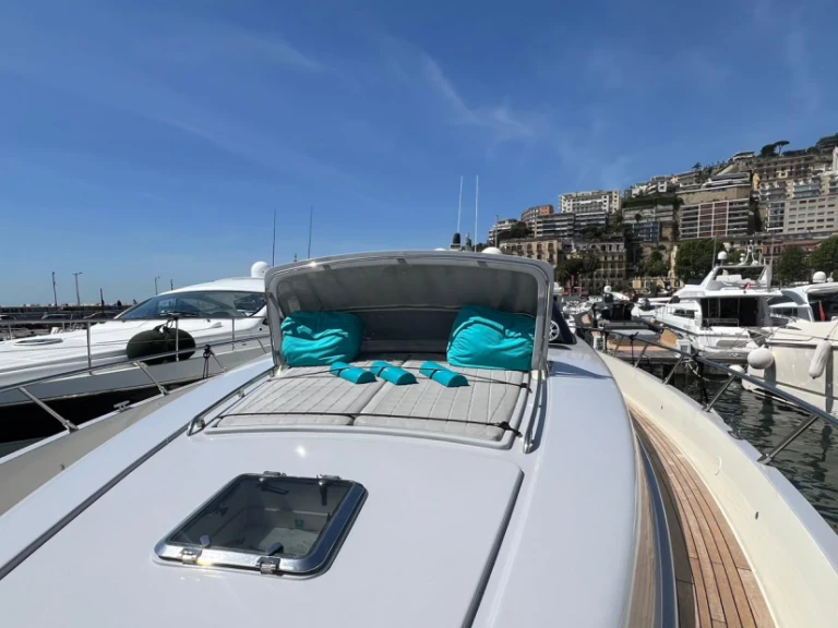 Huur een Riva riva ego 68 in Napels
