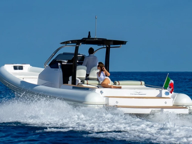 Huur een Magazzu MX 11 Coupé in Poltu Quatu