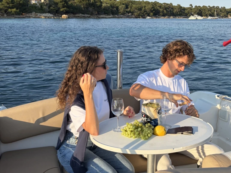 Huur Motorboot met of zonder schipper Jeanneau in Cannes