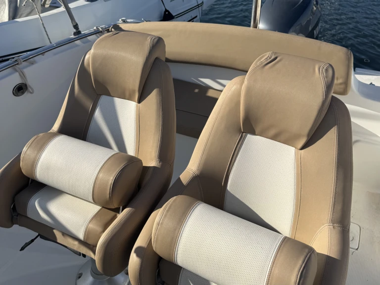 Huur Motorboot met of zonder schipper Jeanneau in Cannes