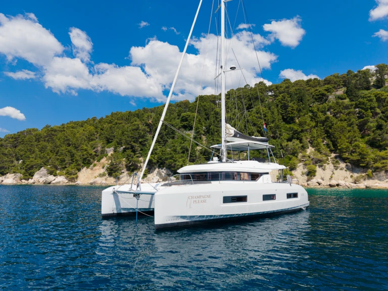 Catamaran te huur in Kaštel Gomilica voor de beste prijs