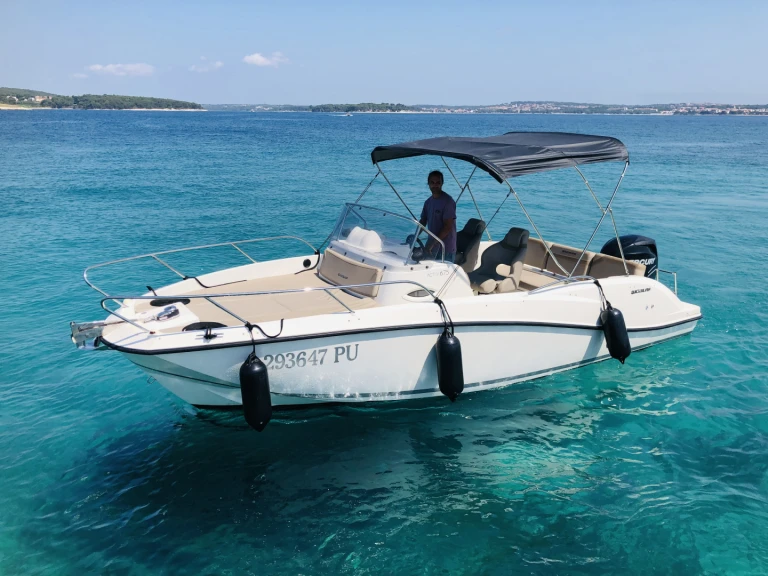 Bootverhuur Medulin goedkoop Activ 675 Sundeck