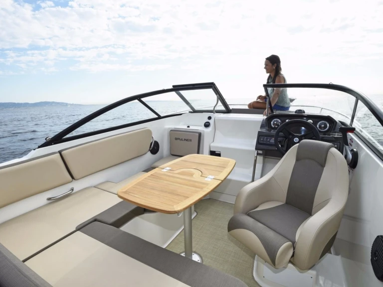 Huur een Bayliner VR6 in Marseille