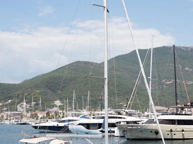 Bootverhuur Tivat goedkoop Sun Odyssey 40.3
