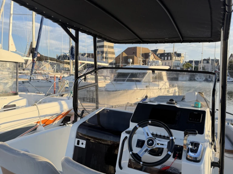 Huur Motorboot met of zonder schipper Bénéteau in Deauville