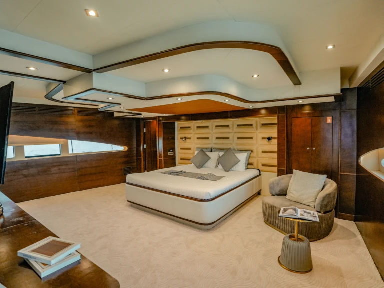 Huur een  Luxury Motor Yacht S in Dubai Marina