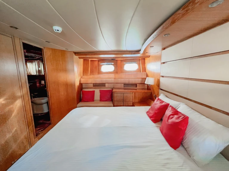 Bootverhuur Dubai Marina goedkoop Luxury Motor Yacht X16