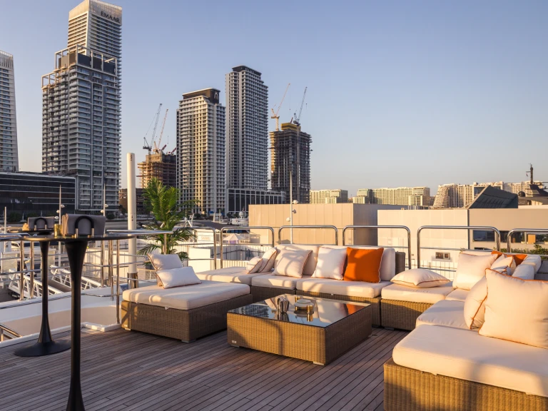 Huur een  Luxury Motor Yacht B in Dubai Marina