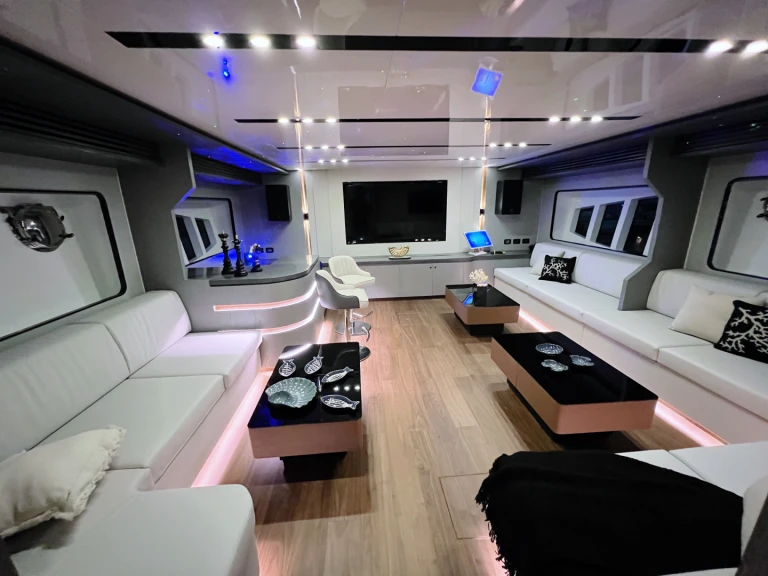 Huur een  Luxury Motor Yacht X32 in Dubai Marina