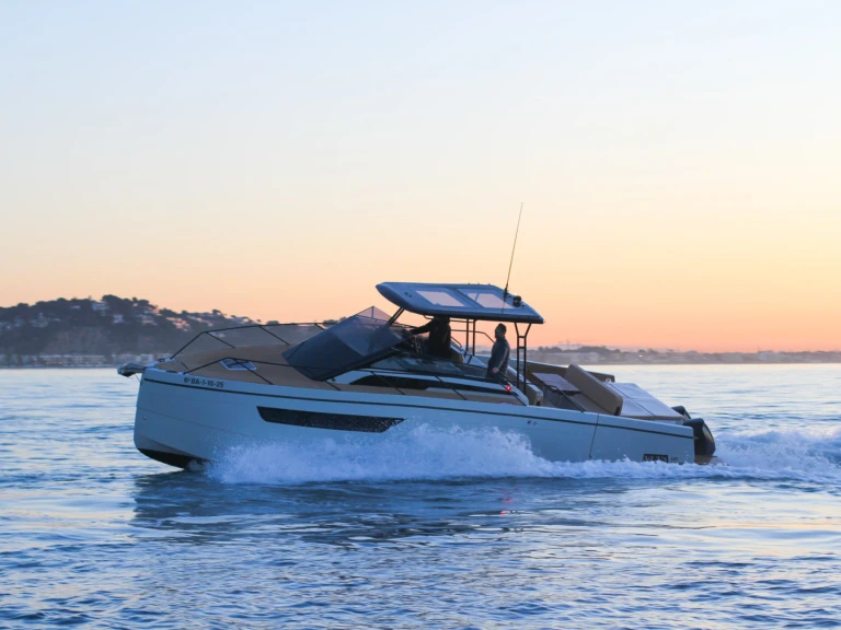 Huur een  Nuva M11 Cabin in Sitges