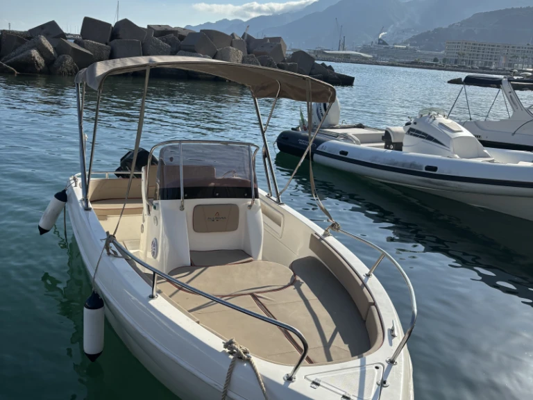Motorboot te huur in Porto di Salerno voor de beste prijs