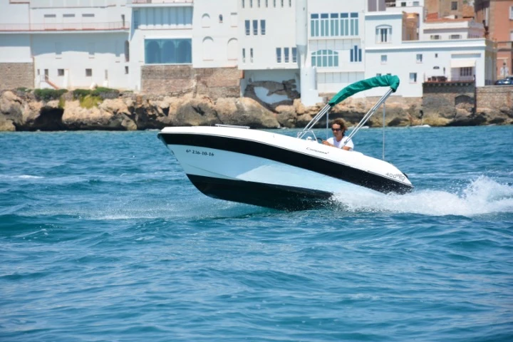 Huur een  Compass 400 GT in Sitges