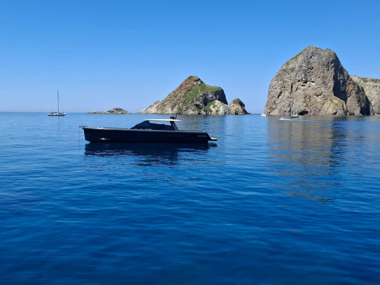 Huur Motorboot met of zonder schipper Wally in Porto Badino