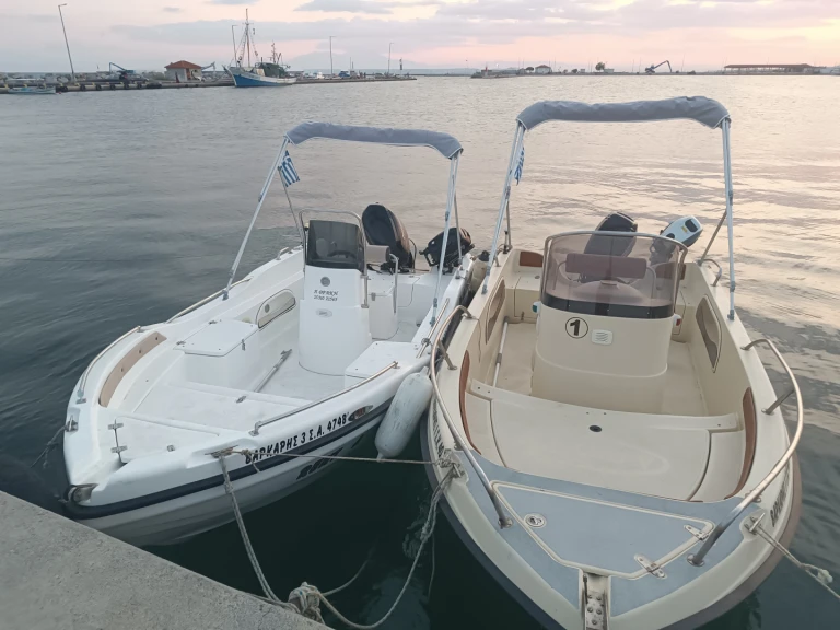 Verhuur Motorboot Athrakiboats met vaarbewijs