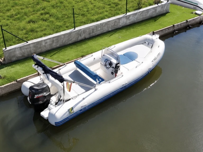 Bootverhuur Zodiac Medline II in Roses via SamBoat