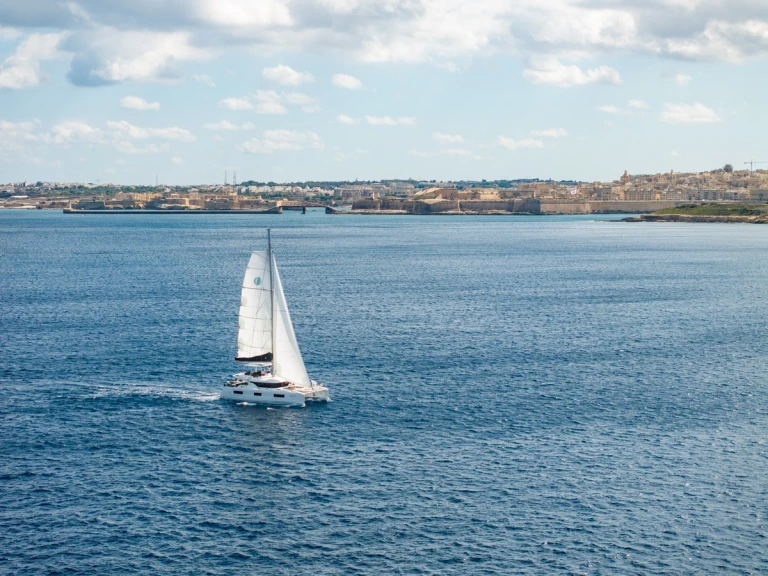 Verhuur Catamaran Lagoon met vaarbewijs
